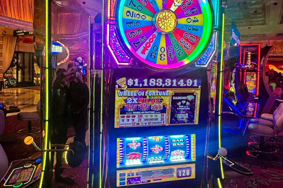 Player turns  into .1M jackpot on Strip slot machine