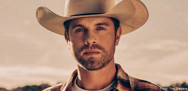 Dustin Lynch Lights Up the Stage at Edgewater Casino Resort