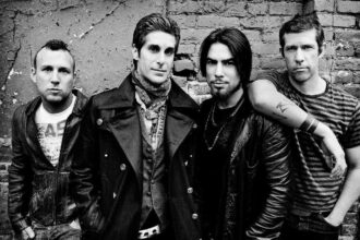 Jane’s Addiction Bandmates Clash in Dramatic Onstage Fight, Sparking Lawsuit and Tour Fallout