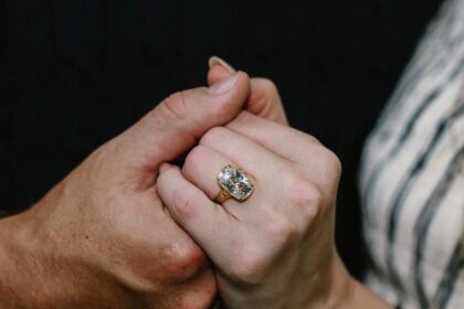 Taylor Swift Dazzles with Stunning Vintage-Inspired Engagement Ring