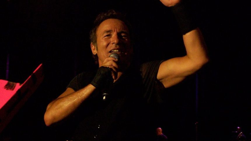 The 8 Best Live Performers in U.S. History - Who Ruled the Stage?