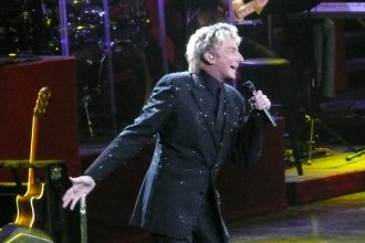 Barry Manilow postpones Las Vegas shows to 'stay focused on healing' after cancer surgery