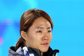 American Jordan Stolz takes gold in speedskating