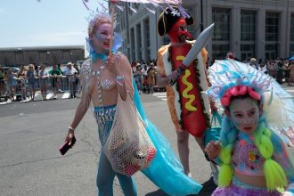 Tipping Tactics: How to Negotiate Photo Fees with Strip Characters Without an Awkward Scene