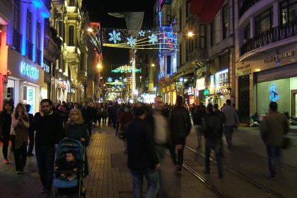 The 'Free Show' Scam: Why Tourists Fall for It and Why Locals Just Walk Away