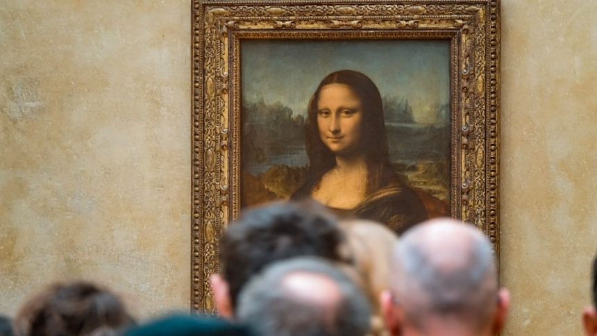 The "Instagram vs. Reality" List: 10 Famous Landmarks That Are Actually Tiny (and Crowded)