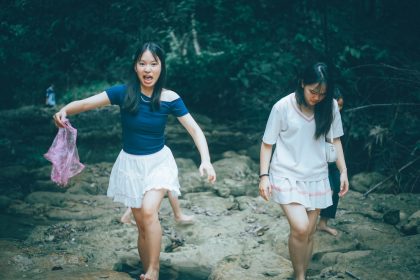 Young girls make daring escape from car of LA kidnapper who offered money, drugs before disgusting act