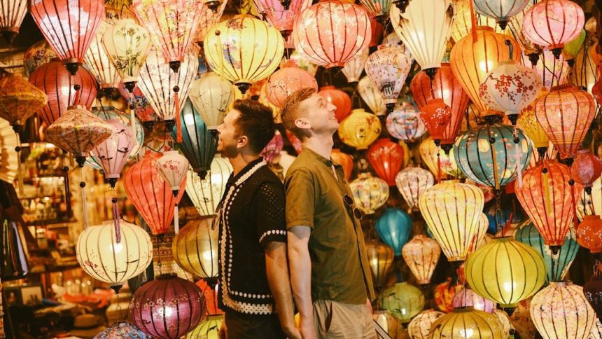 How to Spot a "First-Time Tourist" in the Wild: A Local's Guide