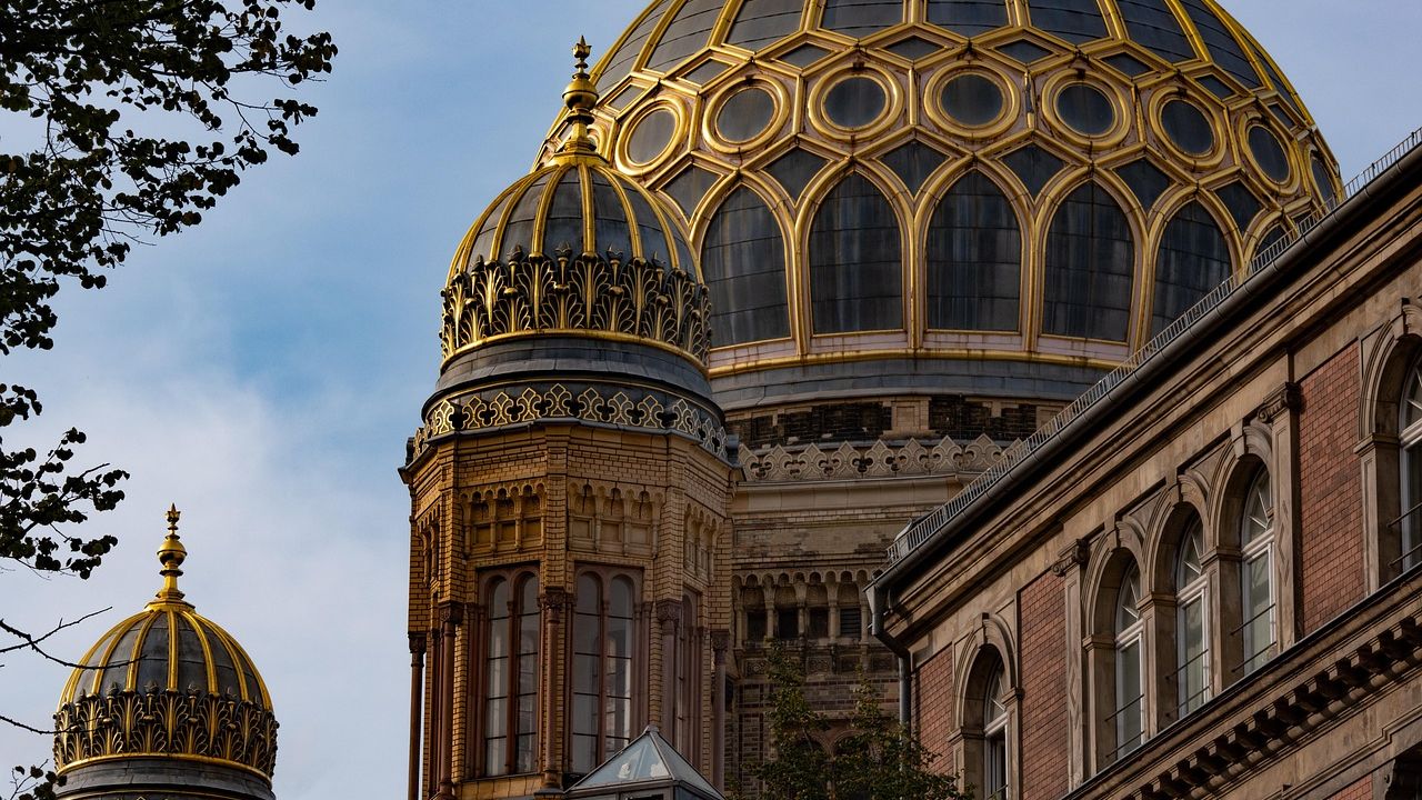 Attack on Jewish man outside Los Angeles synagogue investigated as hate crime