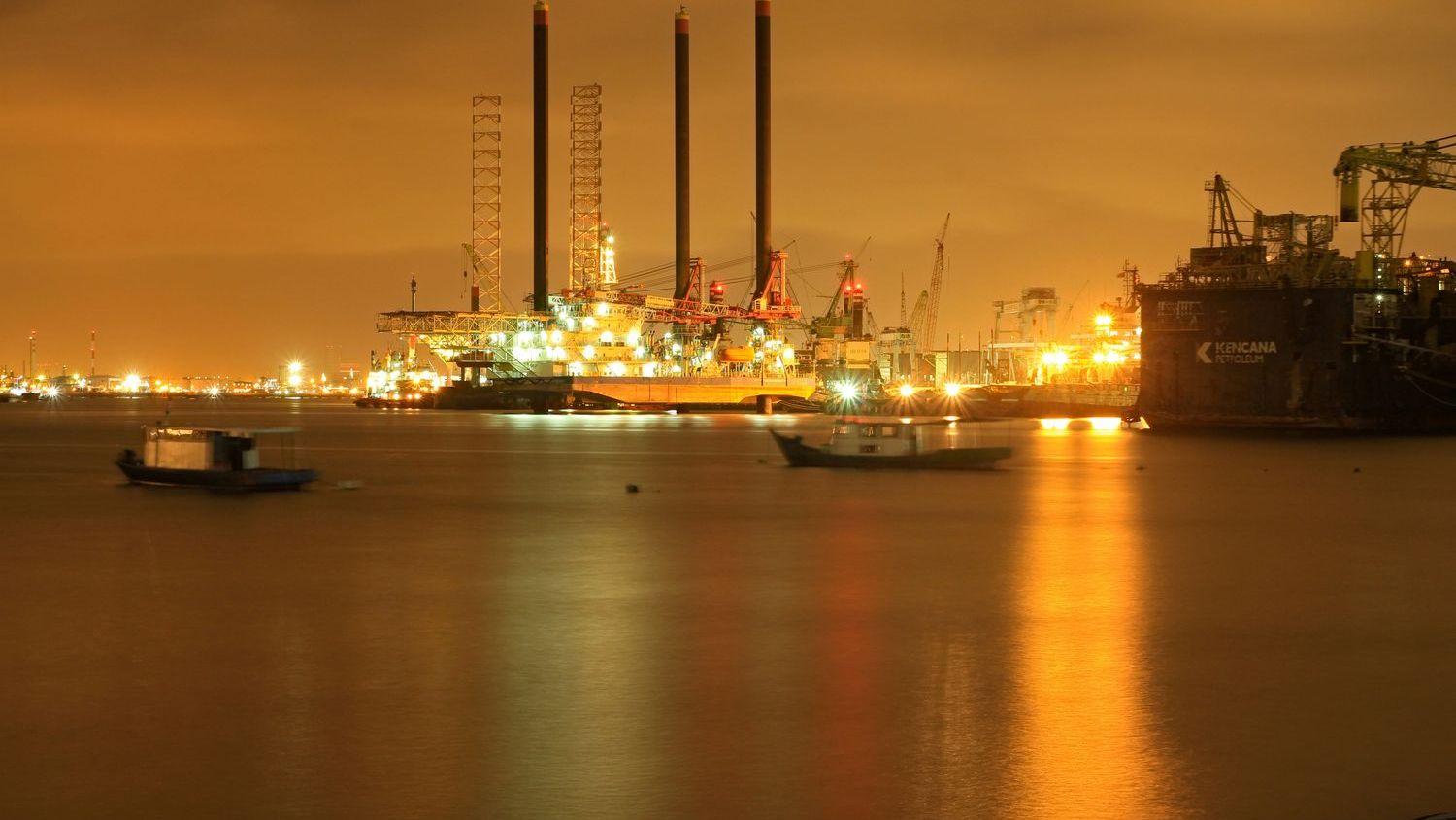 Oil briefly touches $126, its highest price in four years