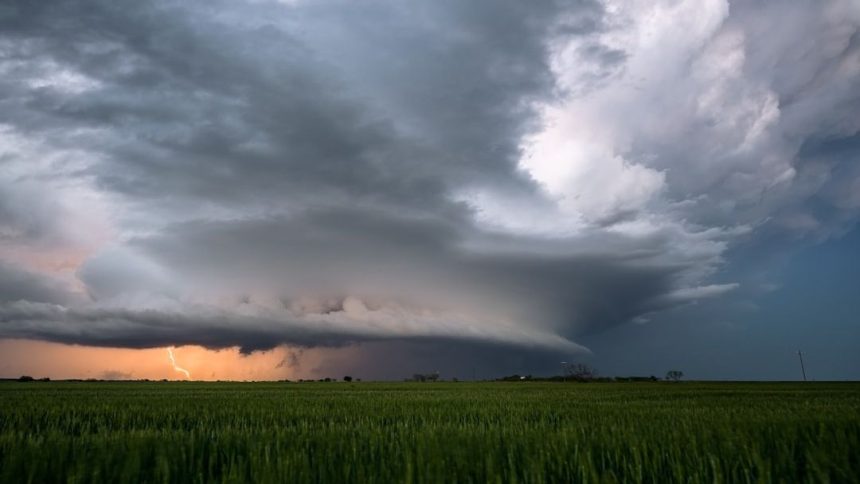 7 july: multi cell storm and shelf cloud from it, occurred in Berezhnoye