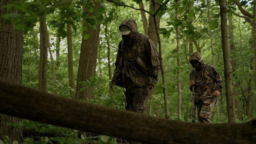 Manhunt on for retired special forces soldier accused of shooting wife
