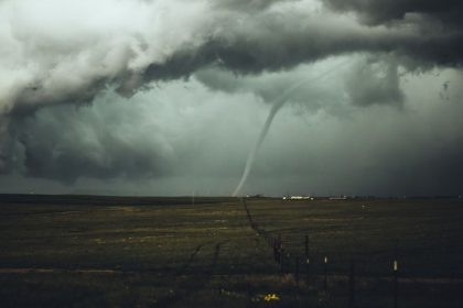 Some more videos of today's tornado in Las Flores, Buenos Aires. Initially, it was a multi-vortex "wedge" tornado . It left severe damage and there are at least 4 injured. 1