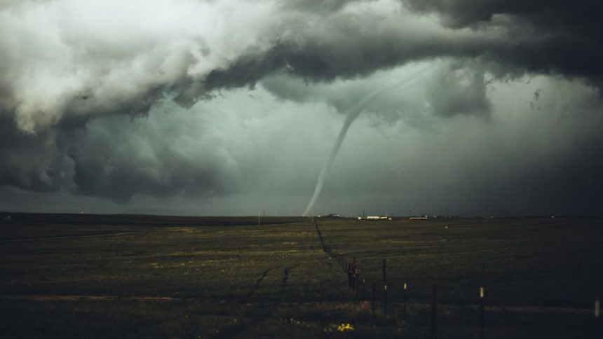 Some more videos of today's tornado in Las Flores, Buenos Aires. Initially, it was a multi-vortex "wedge" tornado . It left severe damage and there are at least 4 injured. 1