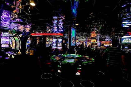 The Quiet Confidence of a Pro: 10 Body Language Cues of Serious Las Vegas Gamblers