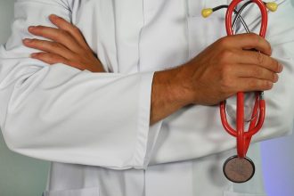 Retrasos en programa de visas impiden que médicos comiencen a atender a poblaciones vulnerables