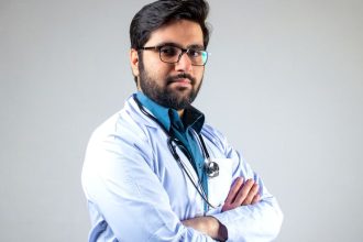 Retrasos en programa de visas impiden que médicos comiencen a atender a poblaciones vulnerables