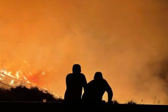 Fast-moving brush fire erupts in Simi Valley; evacuation orders and warnings issued