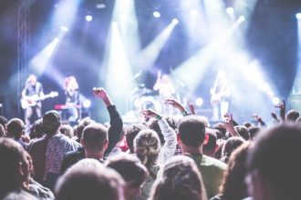 10 Things Many Women Quietly Admit Make Them Uncomfortable at Concerts