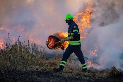 Wildfire Crews Race to Keep Fierce California Blaze From Former Nuclear Reactor Site