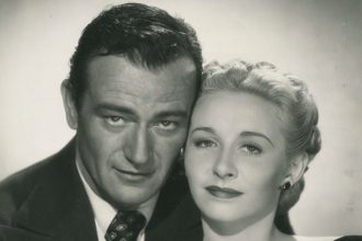 8 Legendary Actors Who Made Their Debut as Background Extra #4