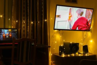 10 Comedies From the 1990s Fans Still Rewatch