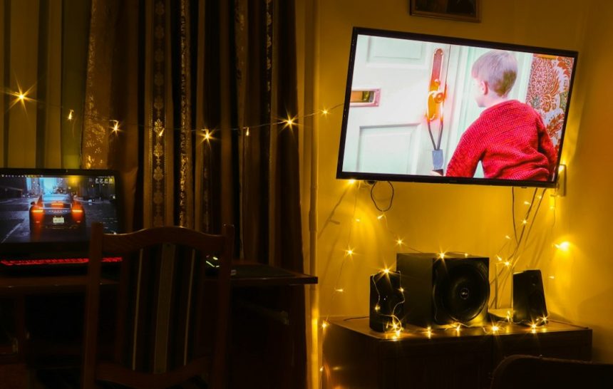 10 Comedies From the 1990s Fans Still Rewatch