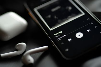 9 Things Radio DJs Used to Do That Streaming Playlists Replaced